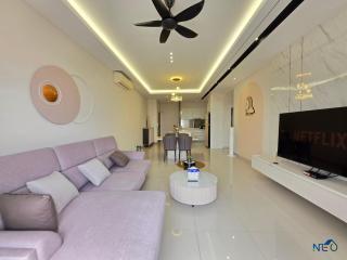 Meridin Medini Suite by Neo near Legoland 2min - 0