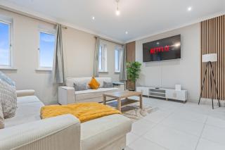 Spacious 6 Bedroom House Sleeps 12 near M6, NEC, HS2 and Birmingham Airport - 9