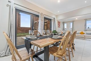 Spacious 6 Bedroom House Sleeps 12 near M6, NEC, HS2 and Birmingham Airport - 6