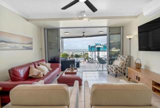 Seaview Escape - Scenic Views Pool and Prime Location - 0