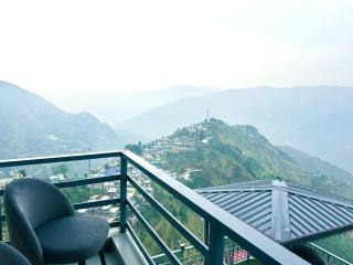 Living On The Edge Mussoorie A Luxury Stay with Rooftop Cafe - 9
