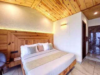 Living On The Edge Mussoorie A Luxury Stay with Rooftop Cafe - 8