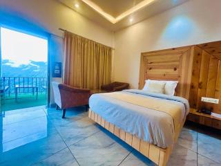Living On The Edge Mussoorie A Luxury Stay with Rooftop Cafe - 5