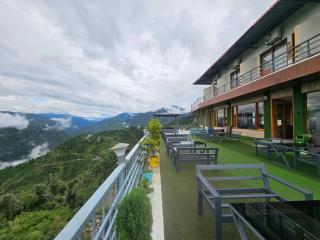 Living On The Edge Mussoorie A Luxury Stay with Rooftop Cafe - 4