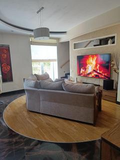 Elegant City Center Duplex with French Balkony - 7