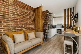 Morden Studio with Separate Sleeping Area, 1 Bathroom, Free Parking & EV Point - Sleeps 3 - 0