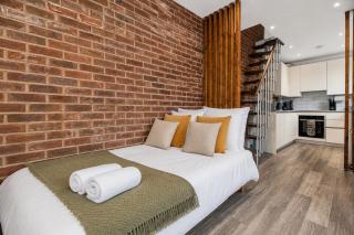 Morden Studio with Separate Sleeping Area, 1 Bathroom, Free Parking & EV Point - Sleeps 3 - 8