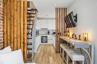 Morden Studio with Separate Sleeping Area, 1 Bathroom, Free Parking & EV Point - Sleeps 3 - 7
