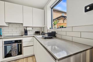 Morden Studio with Separate Sleeping Area, 1 Bathroom, Free Parking & EV Point - Sleeps 3 - 6