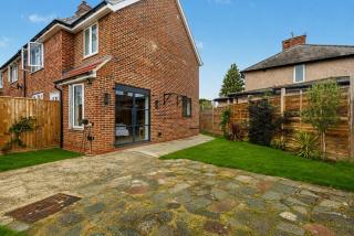 Morden Studio with Separate Sleeping Area, 1 Bathroom, Free Parking & EV Point - Sleeps 3 - 4