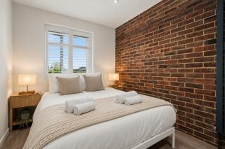 Morden Studio with Separate Sleeping Area, 1 Bathroom, Free Parking & EV Point - Sleeps 3 - 3