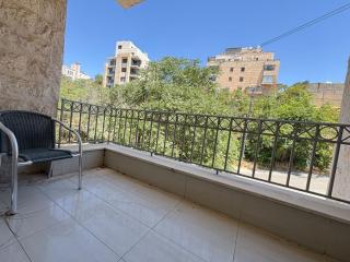 City Escape , Cozy 2BR Stay, Sleeps 4 - 8
