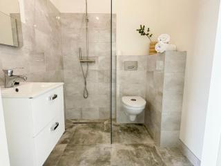 Practical stay w private bathroom shared kitchen - 6
