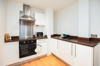 Leeds Riverside 2 Bed Private Terrace Sleeps 5 - 9