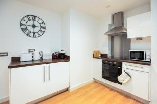 Leeds Riverside 2 Bed Private Terrace Sleeps 5 - 8