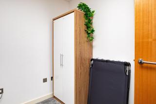 Leeds Riverside 2 Bed Private Terrace Sleeps 5 - 7