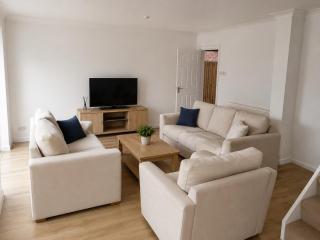Cosy 3-4 bedroom house in a great location - 0