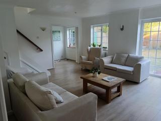 Cosy 3-4 bedroom house in a great location - 8