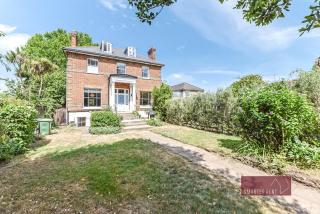 Hampton Court 5 Bed House parking - 0