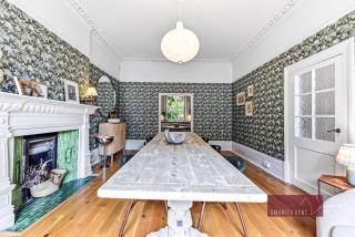 Hampton Court 5 Bed House parking - 5