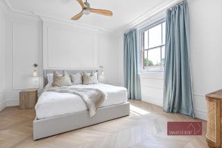 Hampton Court 5 Bed House parking - 3