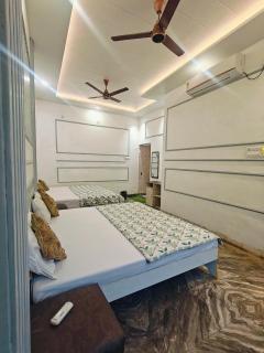 mahadev Hotel NOOR stay 1km away frm kashiwishnath - 4