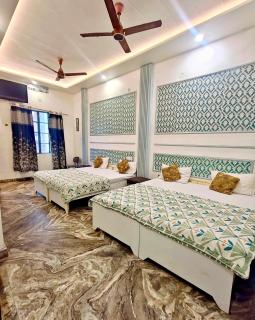 mahadev Hotel NOOR stay 1km away frm kashiwishnath - 8