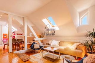Airy skylight apt, 5 min to Republic Square - 9