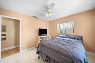 Miami Gardens Pool Retreat - 7