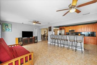 Miami Gardens Pool Retreat - 8