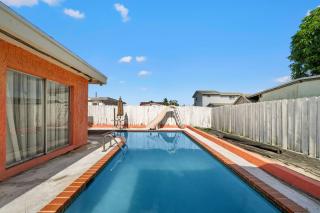 Miami Gardens Pool Retreat - 9