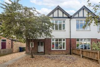 BIG 3 Bed House Lovely Garden - 9