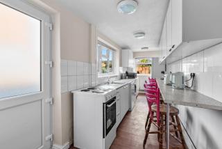 Stylish 3BR Victorian House | Garden, BBQ, Parking - 4