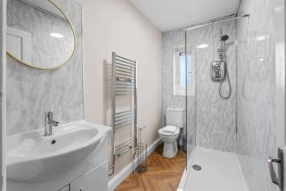 Stylish 3BR Victorian House | Garden, BBQ, Parking - 3