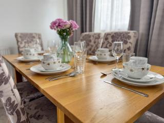Cosy 3BR Flat With Free Parking Near Marina - 1