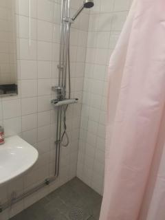 Room with private entrance and toilet close to subway - 6
