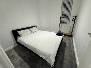 New Group Getaway 4 Bed Sleeps 10 Free On-Street Parking Close to City Centre - 4