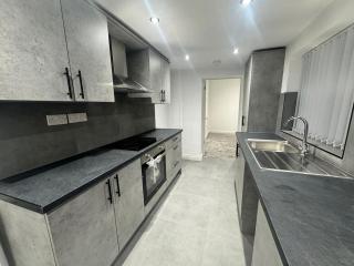 New Group Getaway 4 Bed Sleeps 10 Free On-Street Parking Close to City Centre - 3
