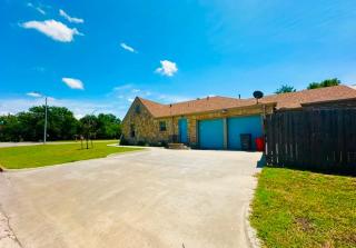 1 mile to Fort Sill! The CaroleBelle Cottage sleeps 8 with hottub,grills,firepit - 8
