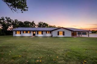 NEW Remodeled 4 Bed Sleeps 10 Near Tarleton - 0