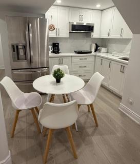 BRAND NEW PRIVATE Bathroom and FREE Parking - 7
