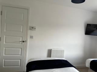 Modern 3-Bedroom Home in Wakefield Sleeps 5 - 9