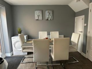 Modern 3-Bedroom Home in Wakefield Sleeps 5 - 8