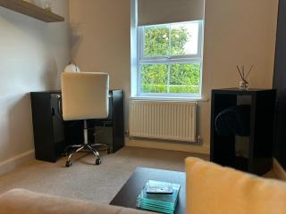 Modern 3-Bedroom Home in Wakefield Sleeps 5 - 5