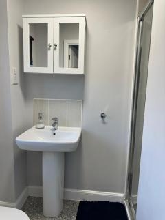 Modern 3-Bedroom Home in Wakefield Sleeps 5 - 2