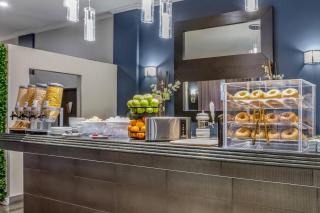 Days Inn by Wyndham Montreal Airport Conference Centre - 1