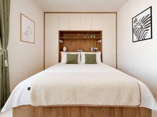 Designer 1BR in New Building Park, Desk & AC - 9