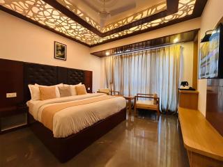 The Four Season Dwaper Hotel Library Mall Road - 2
