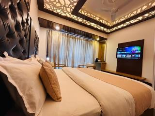 The Four Season Dwaper Hotel Library Mall Road - 1
