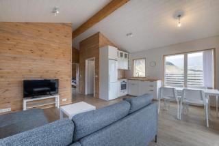 Cozy Modern Cottage Hot Tub & Sauna - 0